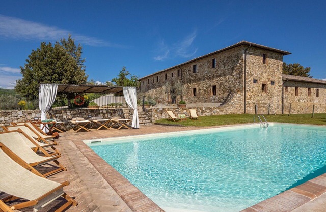 Stunning private villa with WIFI, private pool, TV, patio, panoramic view, parking, close to Siena