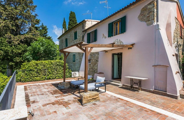 Stunning private villa with A/C, WIFI, TV, patio, pets allowed, panoramic view and parking