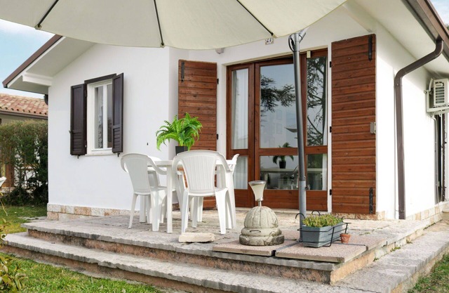 Stunning private villa for 6 guests with pool, WIFI, A/C, TV, terrace, pets allowed and parking