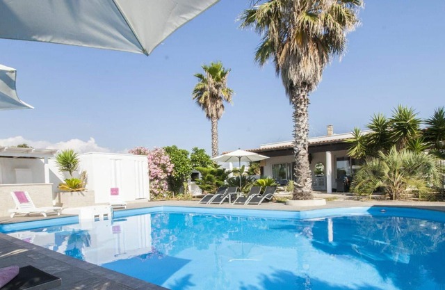 Stunning private villa for 17 people with private pool, A/C, WIFI, TV, patio and pets allowed