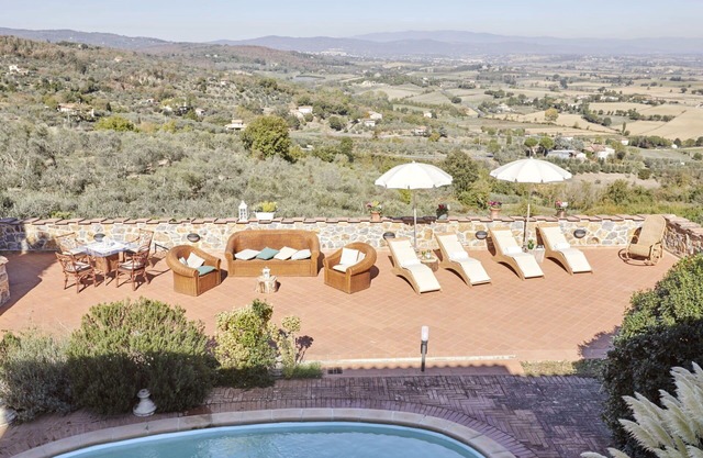 Stunning private villa for 26 people with hot tub, WIFI, private pool, A/C, TV, terrace and park.