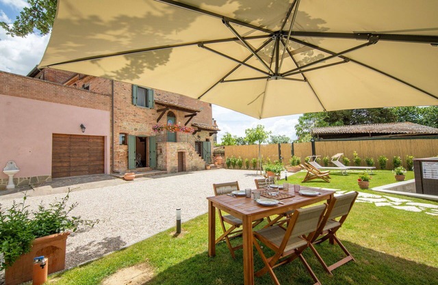 Stunning private villa with private pool, WIFI, A/C, TV, terrace, pets allowed and parking