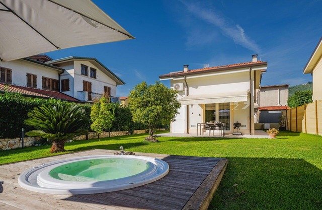 Stunning private villa for 4 guests with A/C, WIFI, hot tub and parking