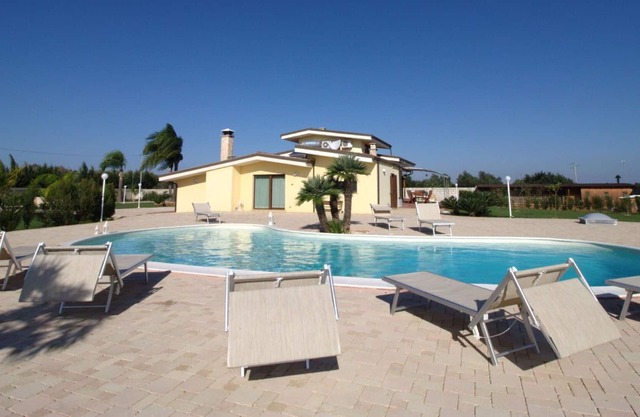 Stunning private villa with private pool, hot tub, WIFI, A/C, TV, patio, pets allowed and parking