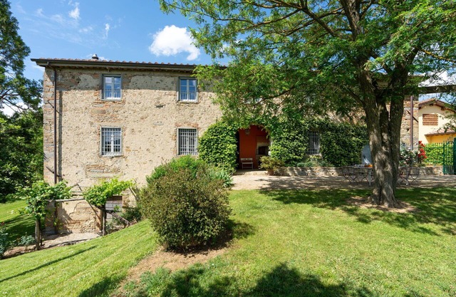 Stunning private villa for 10 guests with TV, pets allowed, panoramic view and parking