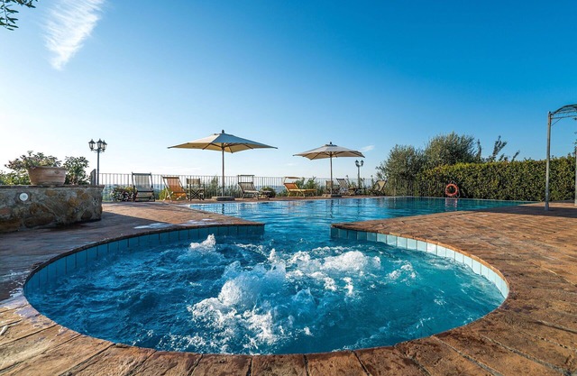 Stunning private villa with hot tub, private pool, WIFI, A/C, TV, balcony, close to San Gimignano