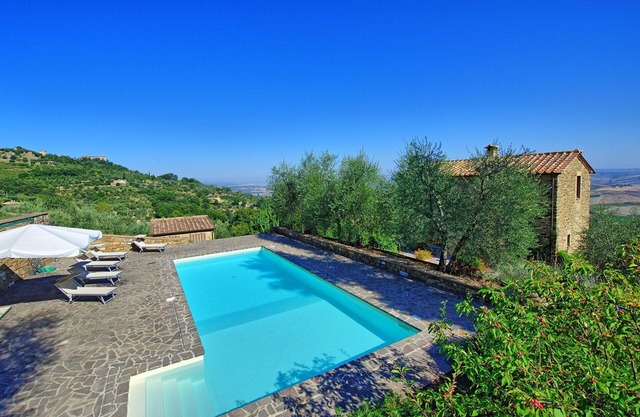 Stunning private villa for 8 guests with private pool, WIFI, patio, panoramic view and parking