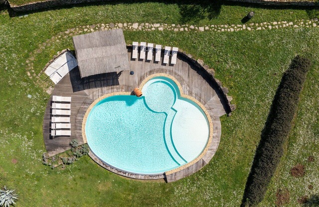 Stunning private villa with WIFI, hot tub, A/C, private pool, TV, patio, close to San Gimignano