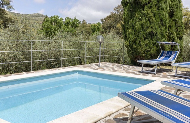 Stunning private villa for 10 guests with WIFI, private pool, TV, patio, pets allowed and parking