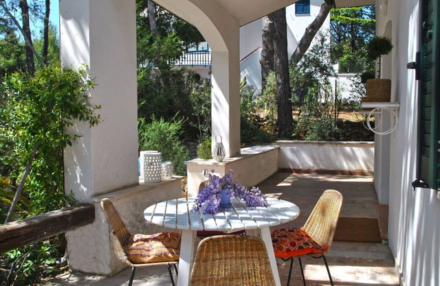 Stunning private villa for 6 guests with WIFI, patio, pets allowed and parking