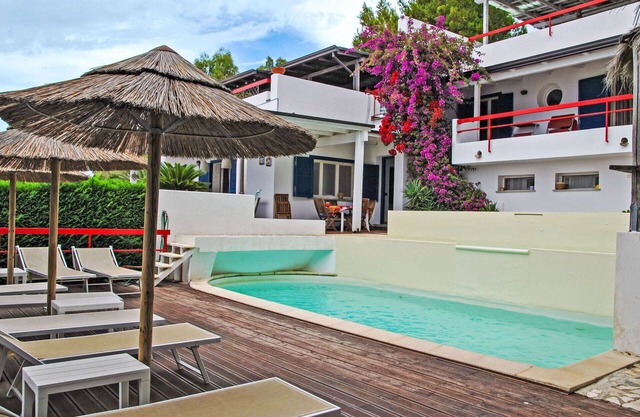 Stunning private villa with private pool, hot tub, WIFI, TV, patio, pets allowed and parking