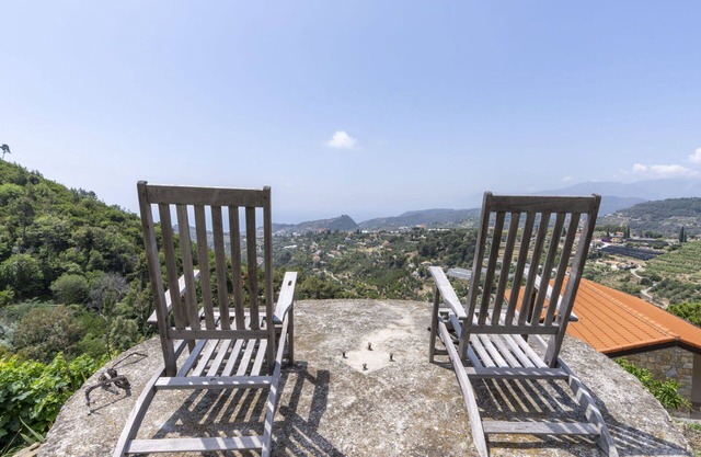Stunning private villa for 2 people with WIFI, terrace, pets allowed, panoramic view and parking