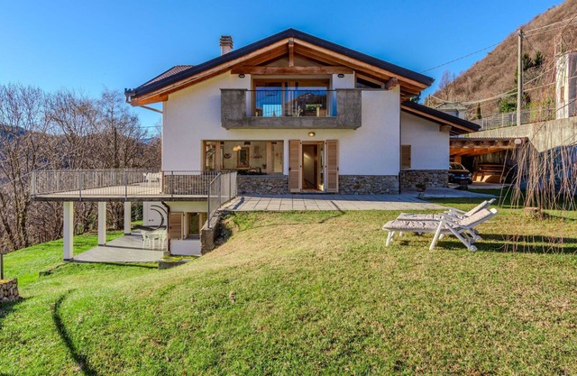 Stunning private villa for 9 guests with WIFI, terrace, pets allowed and parking