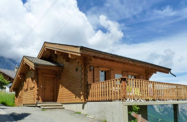 Stunning private villa for 8 people with TV, terrace, pets allowed and parking