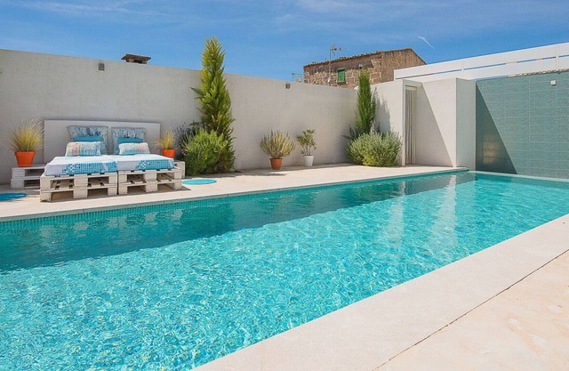 Stunning private villa for 6 people with WIFI, hot tub, A/C, private pool, TV, patio and parking