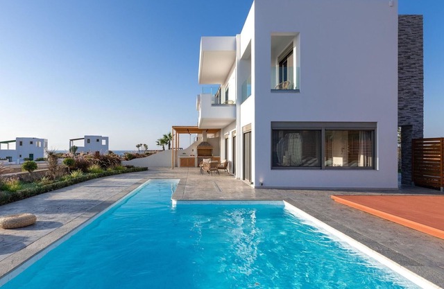Stunning private villa with private pool, WIFI, A/C, TV, balcony, panoramic view and parking