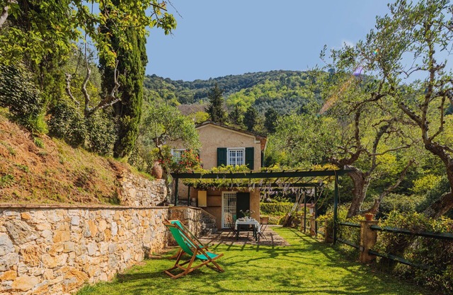 Stunning private villa for 4 guests with WIFI, TV, terrace, pets allowed, panoramic view and par.