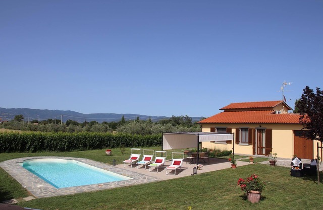 Stunning private villa with A/C, WIFI, private pool, TV, panoramic view, parking, close to Cortona