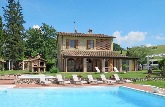 Stunning private villa with hot tub, WIFI, A/C, private pool, TV, patio, pets allowed and parking
