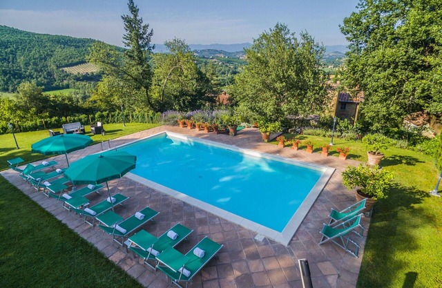 Stunning private villa with hot tub, A/C, private pool, WIFI, TV, patio, panoramic view and park.