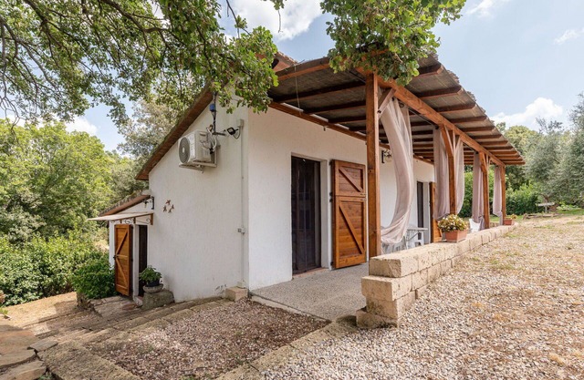 Stunning private villa with hot tub, WIFI, A/C, TV, patio, pets allowed, panoramic view and park.