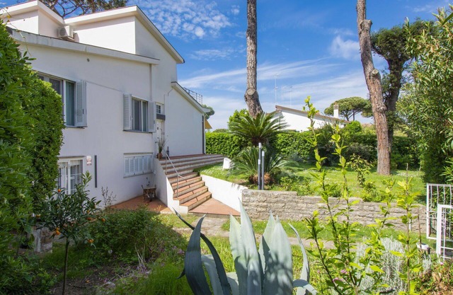 Stunning private villa for 6 people with hot tub, WIFI, A/C, TV, terrace, pets allowed and parking