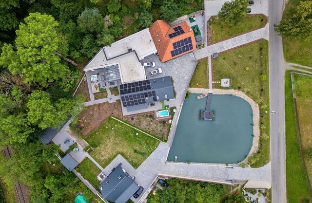 Stunning private villa for 6 people with WIFI, A/C, hot tub, TV, terrace, pets allowed and parking