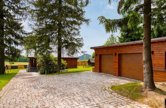 Stunning private villa with hot tub, WIFI, A/C, TV, patio, pets allowed, panoramic view and park.