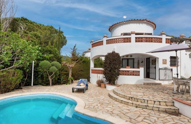 Stunning private villa for 8 guests with WIFI, A/C, private pool, TV, terrace and parking