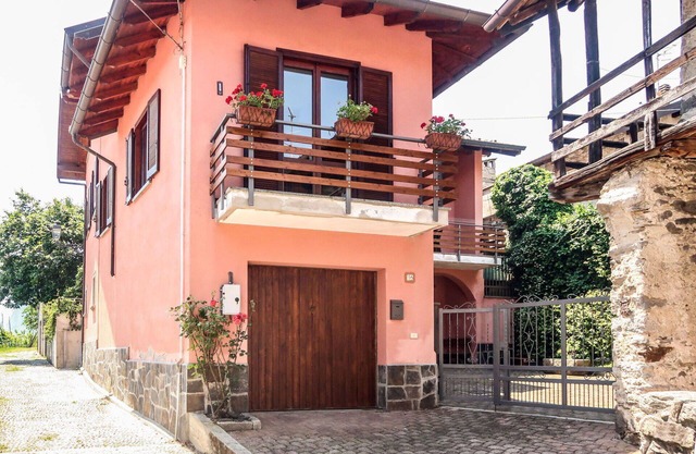 Stunning private villa for 6 guests with WIFI, TV, patio, pets allowed and parking