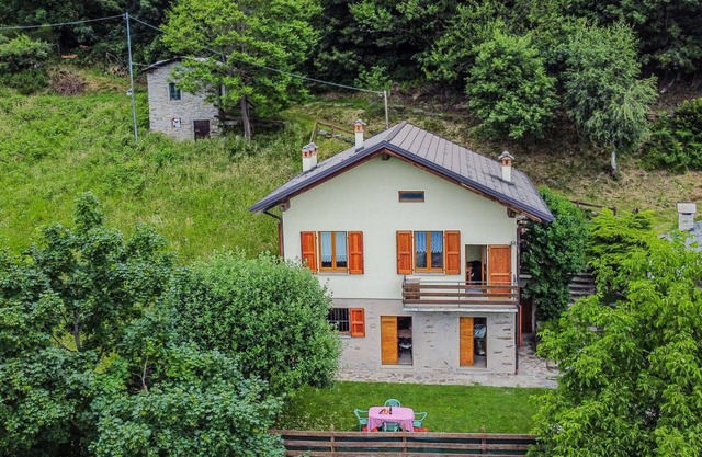 Stunning private villa for 6 people with TV, terrace, pets allowed and parking