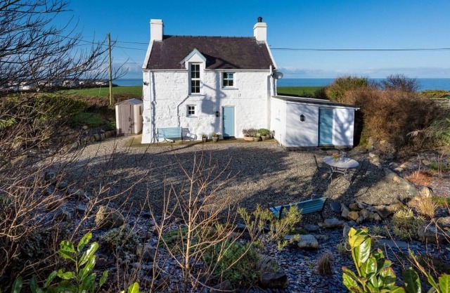 Stunning private villa for 4 guests with WIFI, TV, patio and parking