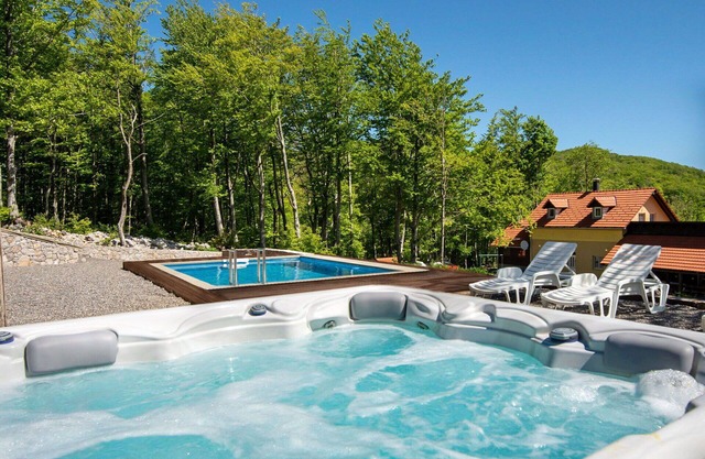 Stunning private villa for 6 guests with private pool, WIFI, hot tub, A/C, TV, terrace and parking
