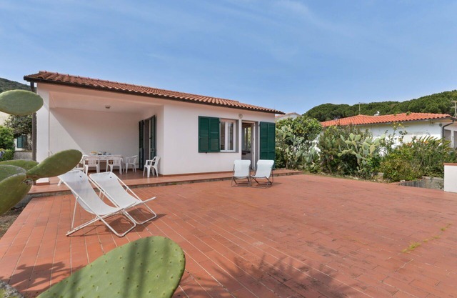 Stunning private villa for 4 guests with TV, terrace, pets allowed and parking