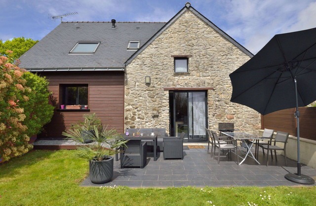 Stunning private villa for 5 guests with WIFI, TV, patio, pets allowed and parking