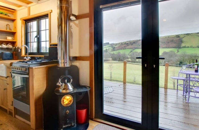 Stunning private villa for 2 guests with TV, patio, pets allowed, panoramic view and parking