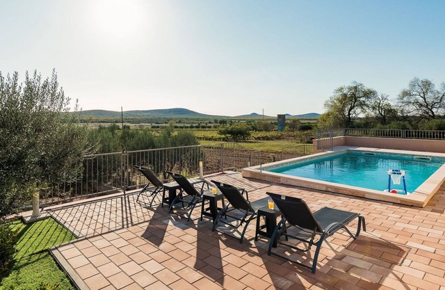 Stunning private villa for 8 guests with A/C, private pool, WIFI, TV, terrace and parking