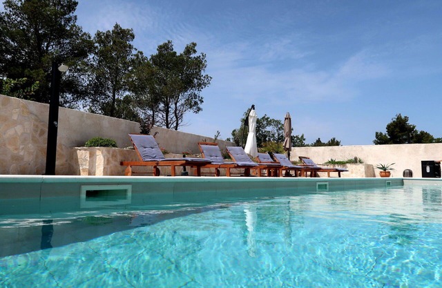 Stunning private villa for 8 people with private pool, hot tub, A/C, WIFI, TV, patio and parking