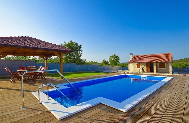 Stunning private villa with private pool, WIFI, A/C, hot tub, TV, patio, pets allowed and parking