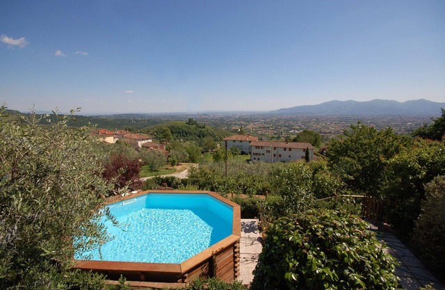Stunning private villa with WIFI, private pool, veranda and panoramic view, close to Lucca