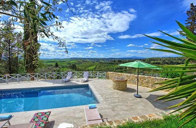 Stunning private villa with WIFI, private pool, A/C, TV, patio, panoramic view and parking