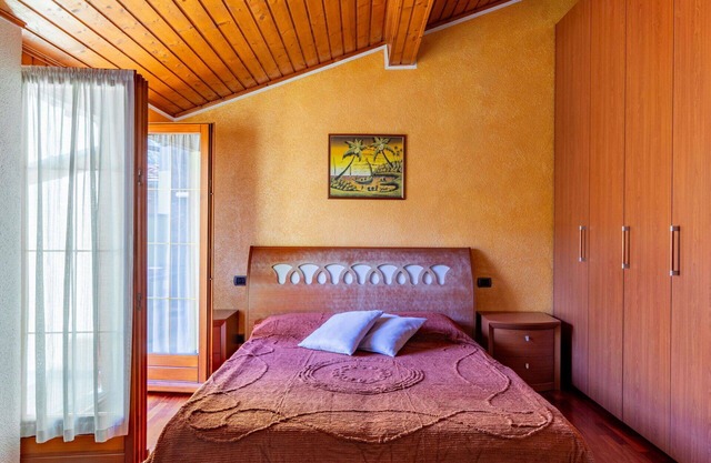 Stunning private villa for 4 guests with hot tub, WIFI, TV, terrace, pets allowed and parking