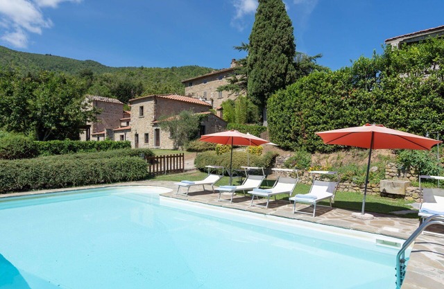 Stunning private villa for 12 people with private pool, WIFI, TV, terrace, pets allowed and park.
