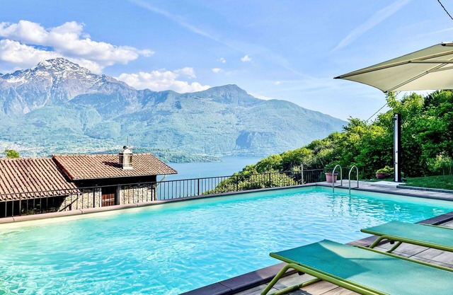 Stunning private villa with WIFI, hot tub, pool, A/C, TV, patio, panoramic view and parking