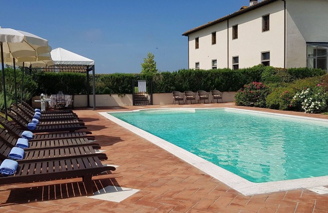 Stunning private villa with sauna, private pool, A/C, hot tub, WIFI, TV, patio, close to Cortona