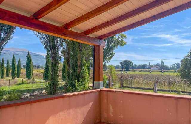 Stunning private villa with WIFI, private pool, TV, patio, pets allowed, panoramic view and park.