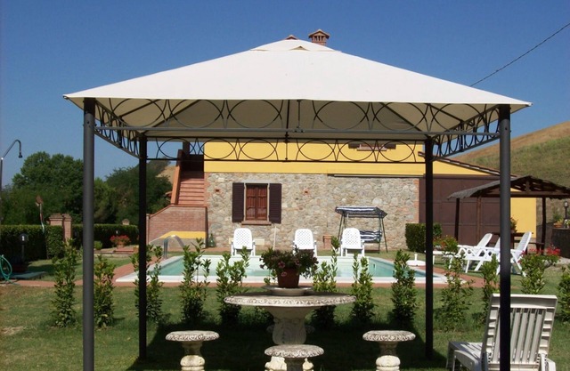 Stunning private villa with WIFI, private pool, TV, pets allowed and parking, close to San Gimig.