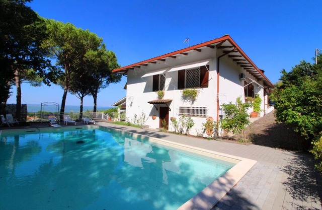 Stunning private villa for 5 people with pool, WIFI, TV, pets allowed and parking