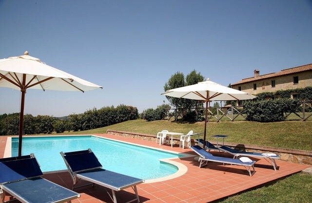Stunning private villa with private pool, WIFI, TV, patio, pets allowed, panoramic view and park.