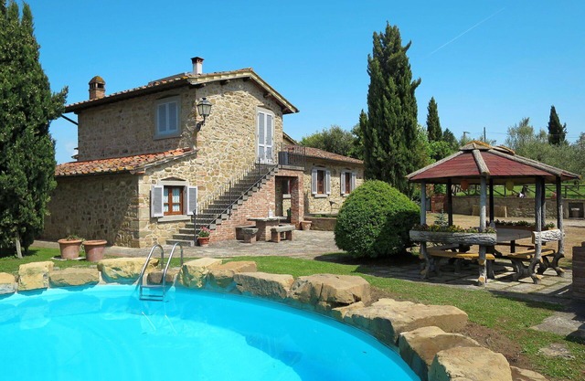 Stunning private villa for 8 guests with private pool, WIFI, TV, patio, pets allowed and parking